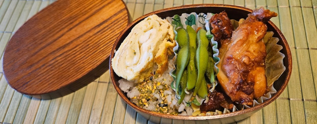 eckeres japanisches Karaage Bento – hausgemachtes Hühnchen mit Reis