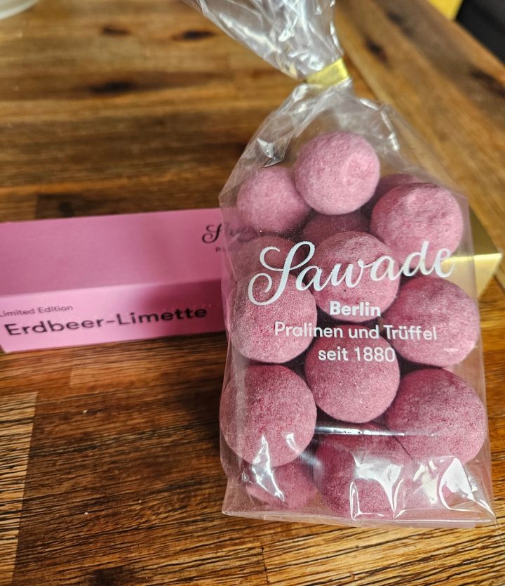 Nahaufnahme von SAWADE Pralinen Kir Royal, rosa und cremig, gekauft im Werksverkauf in Berlin