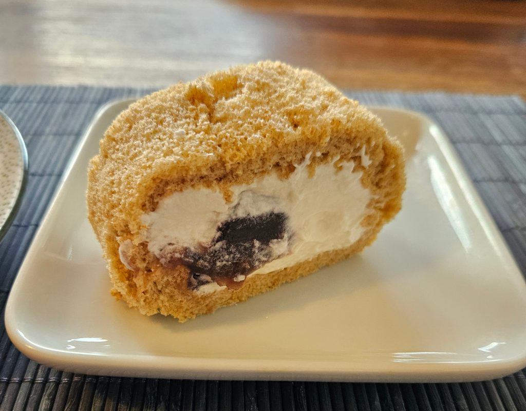 „Kinako-Rollen-Kuchen mit Koshi-An-Füllung, japanische Süßigkeit, selbstgemacht, auf einem Teller angerichtet“