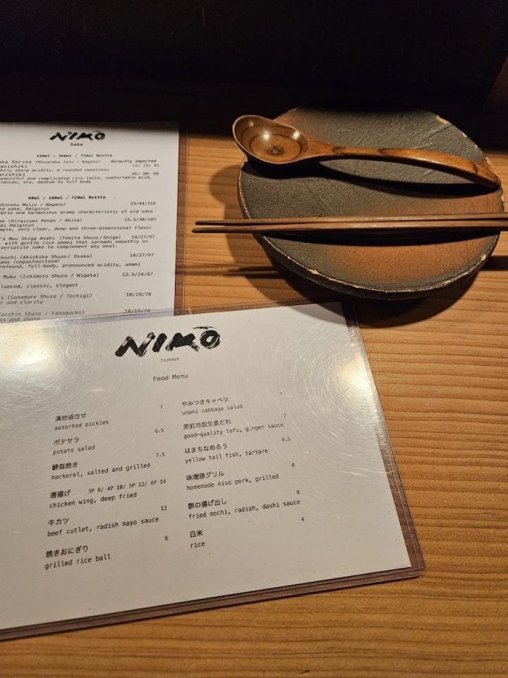 Innenansicht von Izakaya NIKO in Berlin mit zentraler Bar und offenen Küchenbereich
