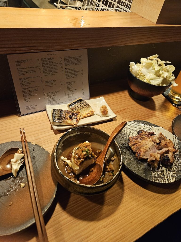 Empfohlene Tagesgerichte im Izakaya NIKO Berlin: Jakobsmuscheln mit Butter-Sojasauce, Schweine-Shumai und Thunfisch-Tatar