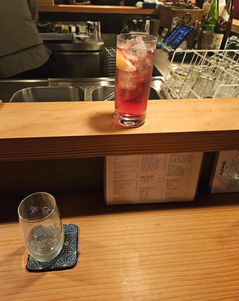 Japanische Getränke im Izakaya NIKO Berlin: Sake, Highball, Gin ‚Roku‘ und Ume-Shu Sour