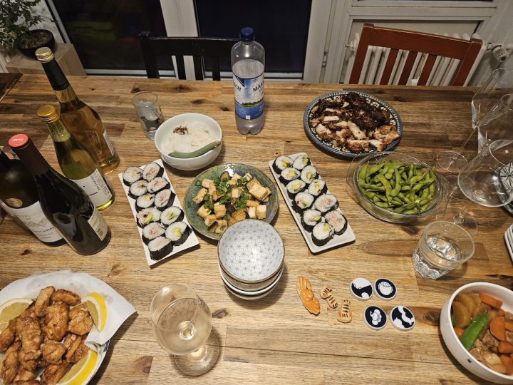 Übersicht über das japanische Dinner-Arrangement mit Sushi, Teriyaki, Karaage und Beilagen
