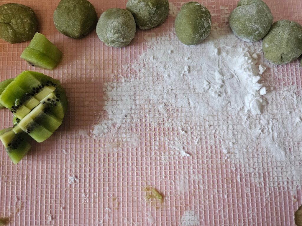 Zubereitung von Kiwi-Daifuku – Teig formen und Früchte einfüllen