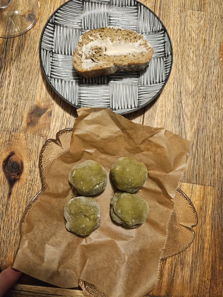 Matcha-Rolle und Kiwi-Daifuku als japanisches Dessert 
