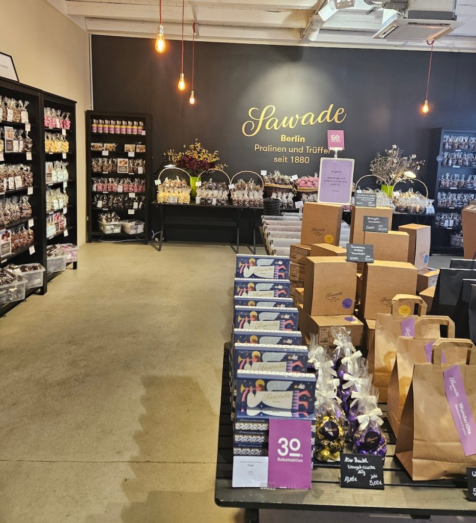 Innenansicht des SAWADE Werksverkaufs in Berlin, Regale voller Pralinen und Schokoladen